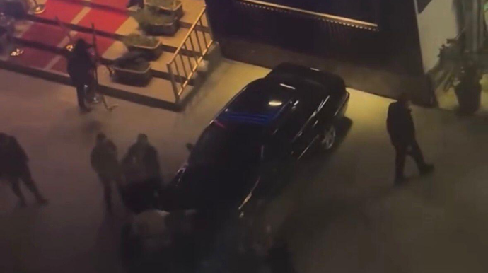 Nərimanovda restoranın qarşısında kütləvi dava - VİDEO