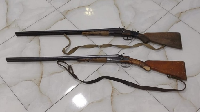 Biləsuvar sakinləri qanunsuz saxlanılan silahları polisə təhvil verdi