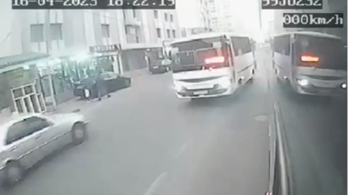 Xırdalanda avtobus qəsdən qəza törətdi  - VİDEO