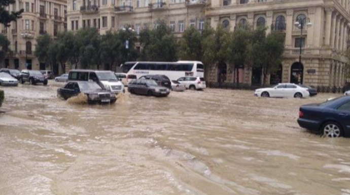 Paytaxtın kanalizasiya DƏRDİ:  Bakı niyə yağışa məğlub olur?