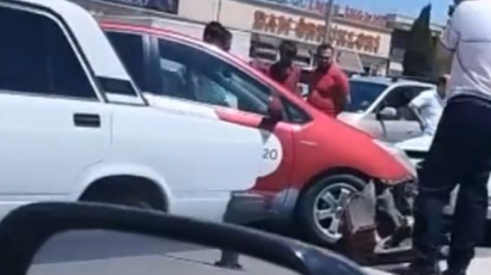 Dərnəgüldə "Prius"  qəza törətdi; tıxac yarandı - VİDEO