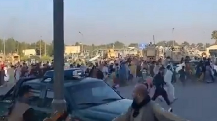 “Taliban”ın ələ keçirdiyi Kabildən qaçmaq istəyənlər hava limanına axın etdilər  - VİDEO