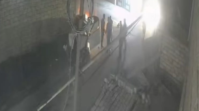 Qalada yeniyetmə dəhşətli qəza törətdi; maşını əzib, hasarı uçurdu - VİDEO