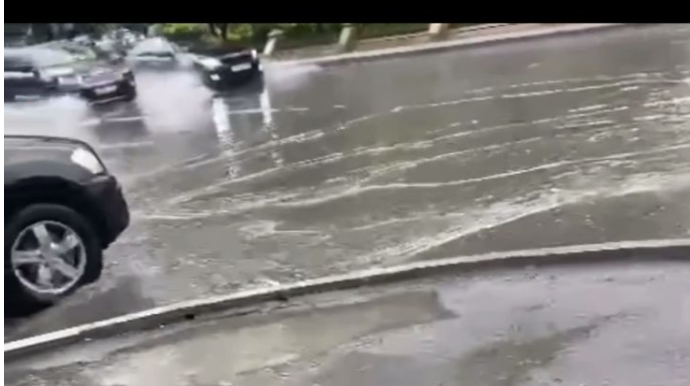 Yağış sularına qərq olan Bakı küçələri - piyadalar şikayət edir  - VİDEO