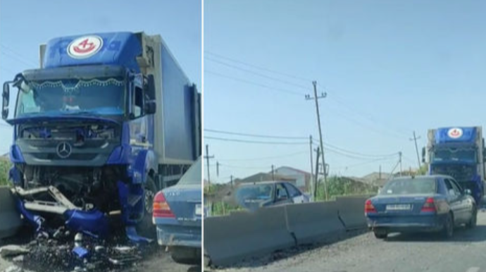 Abşeronda yuxulu sürücü yük maşınını beton arakəsməyə çırpdı - VİDEO 