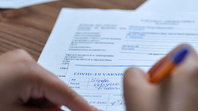 Polis əməkdaşı saxta COVID-19 pasportu satır? - AÇIQLAMA 