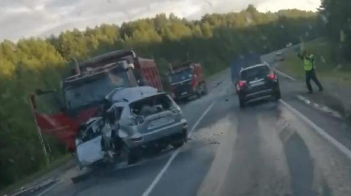 Əks zolağa çıxan “Mitsubishi” “Volvo” ilə toqquşdu;  bir ailə məhv oldu - FOTO 