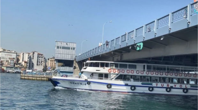 Qalata körpüsündən hərəkətdə olan gəminin üstünə tullandı   - VİDEO