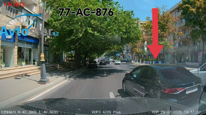 Diqqəti yoldan yayınan sürücü iki avtomobillə toqquşmaqdan son anda yayındı - VİDEO