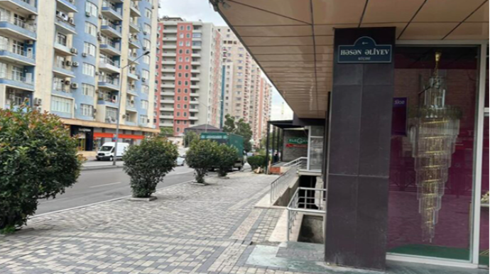 Piyada səkisini tutub mağaza açdılar - FOTO