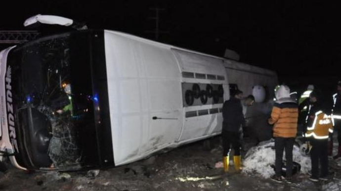 В Турции перевернулся автобус, есть погибший и раненые