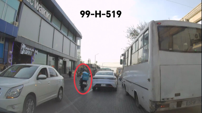 Tələsən moto kuryer əks yola keçdi, amma qabağa düşə bilmədi - VİDEO