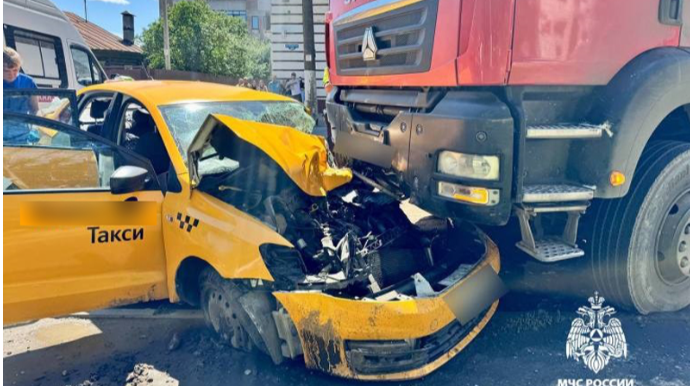 Valideyn məsuliyyətsizliyi ağır yol qəzasına səbəb oldu – Yük maşını taksi ilə toqquşdu - VİDEO 