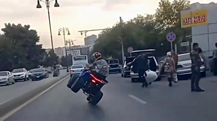 Bakıda gənc sürücü baxın necə “ikitəkər şou”su göstərdi     - VİDEO