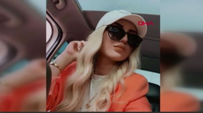 Sevgilisi ilə mübahisə edən qız eyvandan lüks avtomobilin üzərinə düşdü - VİDEO