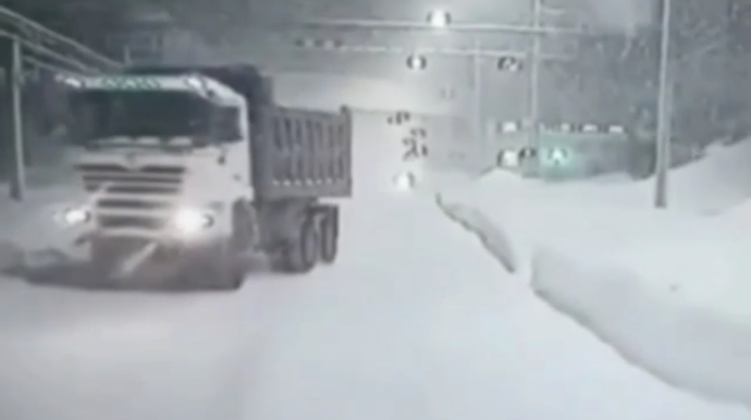 Donmuş yolda idarəetməni itirən "KamAZ" sürücüsü avtobusla toqquşdu - VİDEO