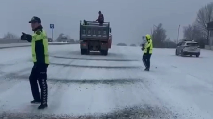 Yol polisi qarlı yollarda təhlükəsizliyi belə təmin edir - VİDEO 