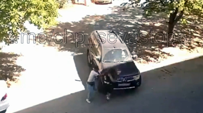 Qazla tormozun yerini səhv salan qadın sürücü yeniyetmə qızı vurub öldürdü  - VİDEO 