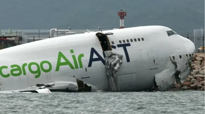 "Boeing 777" təyyarəsi dənizə düşdü - VİDEO 