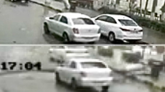 Xırdalanda təhlükəli anlar: Ağac hərəkətdə olan maşının qarşısına aşdı    - REAL VİDEO