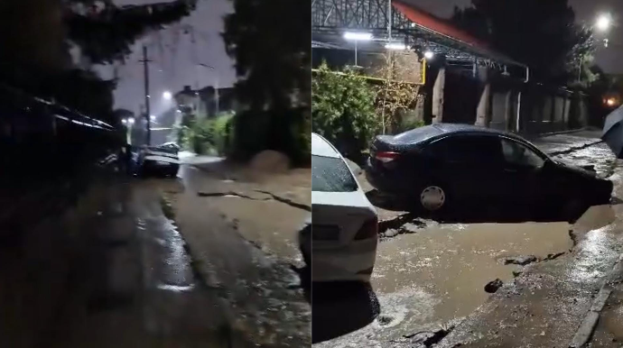 Yol çökdü; avtomobillər çuxura sürüşdü - VİDEO 