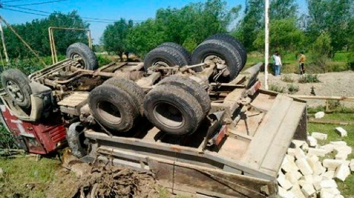 Gədəbəydə yük maşını körpüdən aşdı - Sürücü öldü 