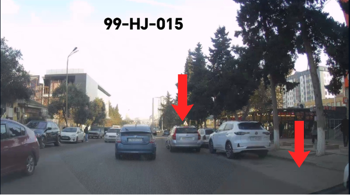 Bu yolda sürücülər sağdakı boş yeri bəyənməyib ikinci cərgədə dayanırlar - VİDEO