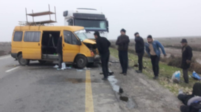 Ələt yolunda yük maşını mikroavtobusla toqquşdu, yaralılar var 