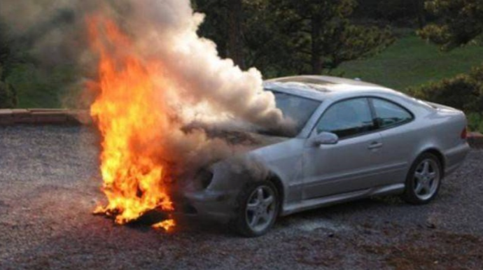 Şəmkirdə "Mercedes" dərəyə aşaraq yanıb 