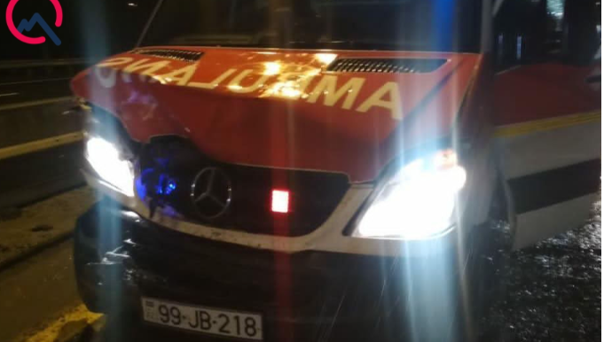 Sumqayıtda içərisində xəstə olan ambulans qəzaya düşdü - FOTO