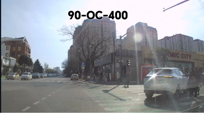 Sürücü yolu keçən piyadaların üzərinə sürüb təhlükə yaratdı - 90-OC-400 - VİDEO