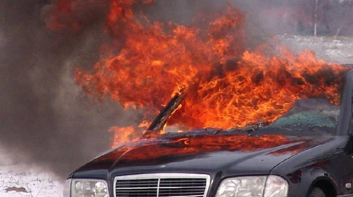 Bakıda “Mercedes” yanıb