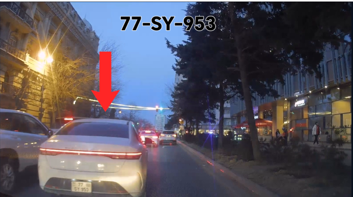 Tıxacda qalmamaq üçün sağ zolağa keçən sürücü avtomobillərin yolunu kəsdi - VİDEO