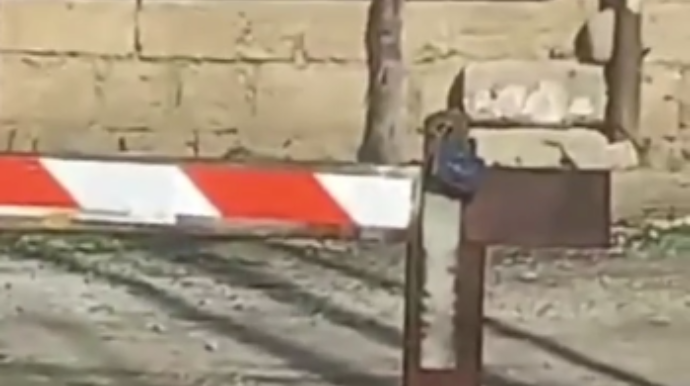 Zabratda küçənin girişini qıfıllayıblar: yanğın olsa...   - VİDEO