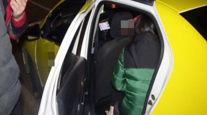 Арестован водитель, насильно высадивший из такси женщину с двумя детьми