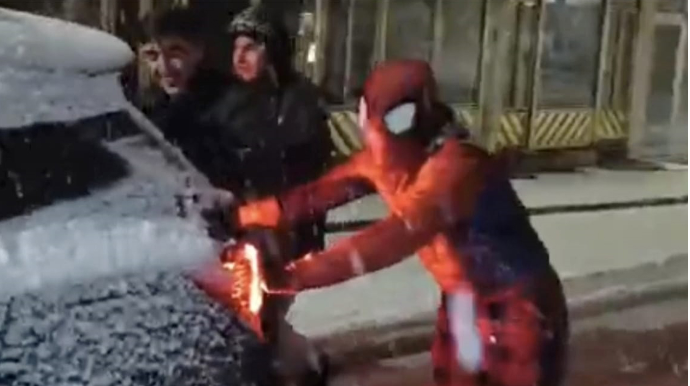 “Hörümçək-adam” yolda qalanlara belə kömək etdi  - VİDEO