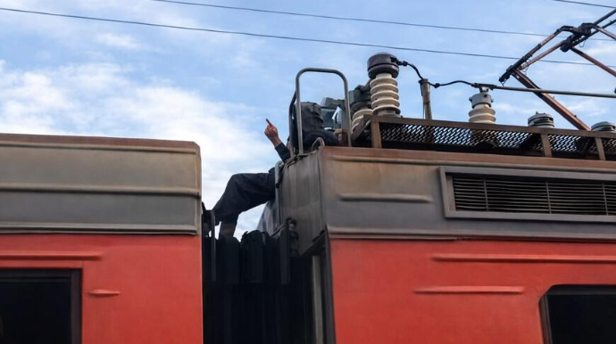 Sərnişin qatarın damında diri-diri yandı - VİDEO 