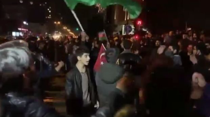 Bakı sakinləri qələbə sevinci ilə küçələrdə - VİDEO