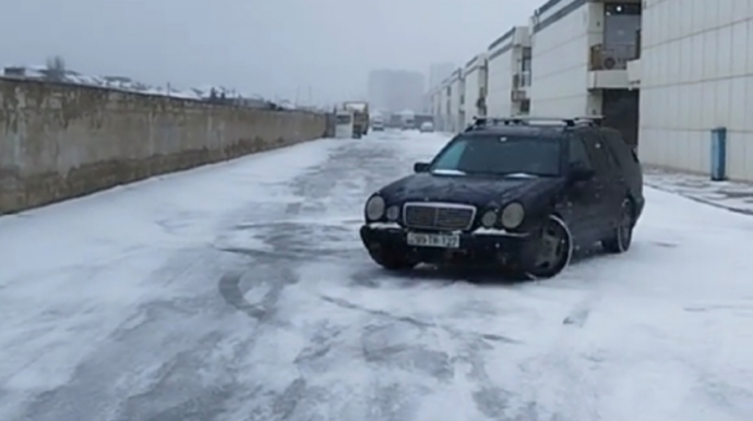 В Баку "шоу" на снегу дорого обошлось автохулигану - ВИДЕО 