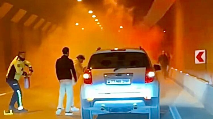 Tuneldə maşın qəfil alışdı, yol polisləri dərhal söndürdü   - VİDEO