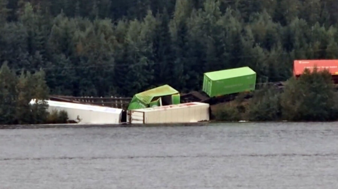 İsveçdə döyüş sursatı daşıyan qatar relsdən çıxdı