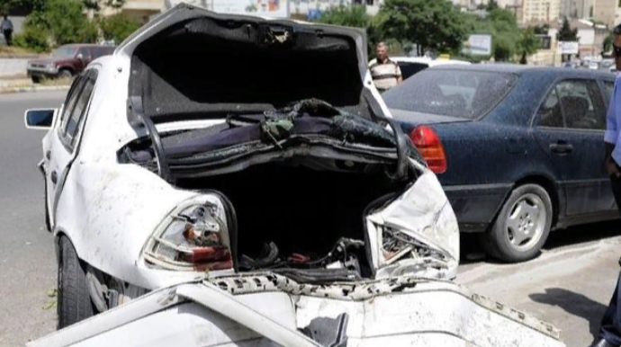 Qəbələdə avtomobil maneəyə çırpılıb, ölən var