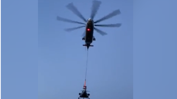 Təcili eniş edən helikopter 3 gün sonra belə daşındı - VİDEO 