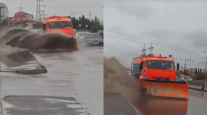 Yolların yağış sularından təmizlənməsinin “kreativ” yolu: Piyada palçıqda getsə də, olar    - VİDEO