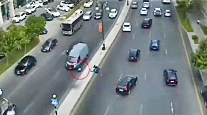 Paytaxtda əks yola sıçrayan bayker “Ford”un önünə düşdü  - VİDEO