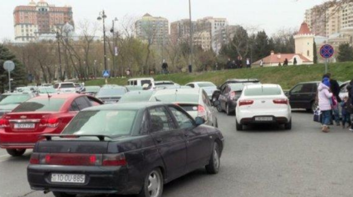 Zooparka gedənlərin diqqətinə  - Şəxsi avtomobillərdən istifadə etməyin - VİDEO 