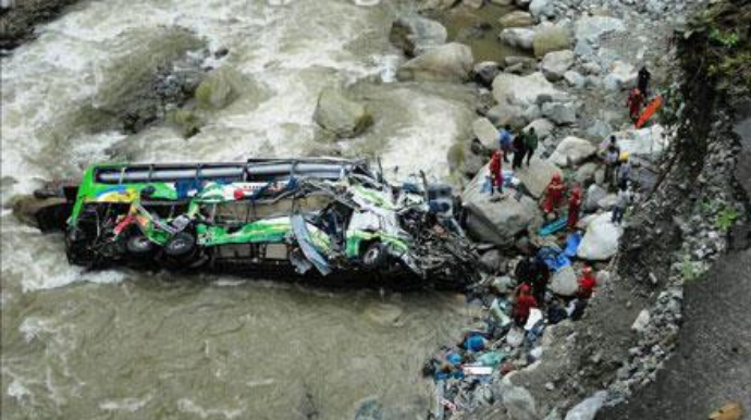 Yük maşını uçurumdan aşıb, ölən və yaralılar var 