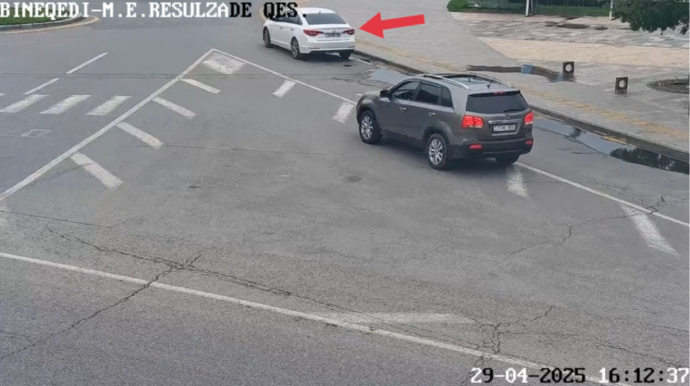 Yolu kəsən avtomobilə görə günahsız sürücülər cərimələnir - VİDEO