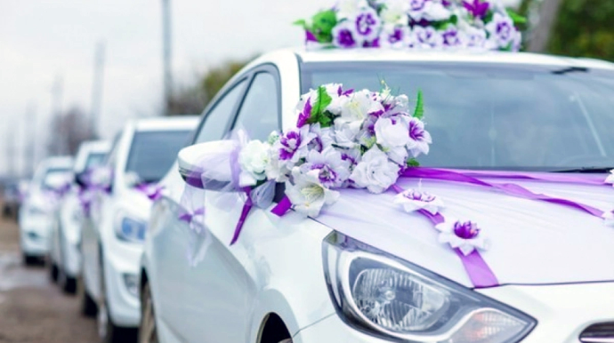 Украшения из живых цветов и доплата за водителя: как формируется цена на свадебные автомобили? - ВИДЕО 