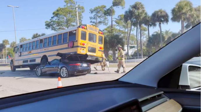 Lüks avtomobil məktəbli avtobusunun altına girdi – Sürücü yüngül yaralandı - VİDEO